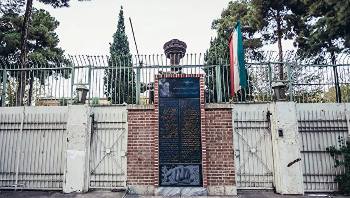 اتفاقی عجیب؛ برافراشته شدن پرچم آمریکا در تهران | سفارت آمریکا در ایران باز شد؟ + عکس