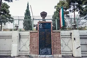 اتفاقی عجیب؛ برافراشته شدن پرچم آمریکا در تهران | سفارت آمریکا در ایران باز شد؟ + عکس