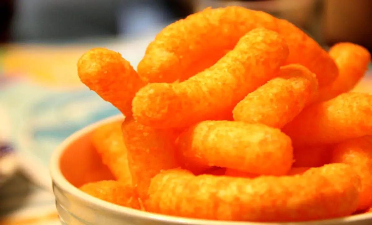 پفک ایرانی در کشورهای عربی کالای لوکس شد | ذوق جالب عرب ها از خوردن پفک ایرانی + ویدئو