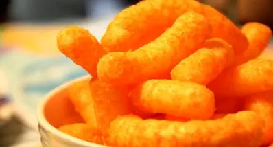 پفک ایرانی در کشورهای عربی کالای لوکس شد | ذوق جالب عرب ها از خوردن پفک ایرانی + ویدئو