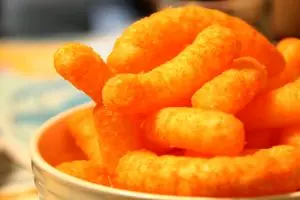 پفک ایرانی در کشورهای عربی کالای لوکس شد | ذوق جالب عرب ها از خوردن پفک ایرانی + ویدئو