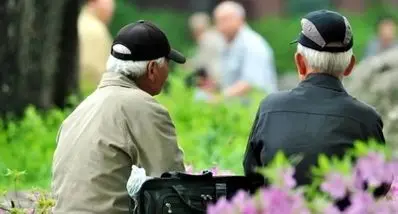 خبر بد و شوکه کننده برای بازنشستگان | بحران بیمه تکمیلی بالا گرفت 