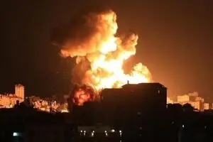 آتش سوزی عظیم در شهر اشدود در پی اصابت موشک از غزه