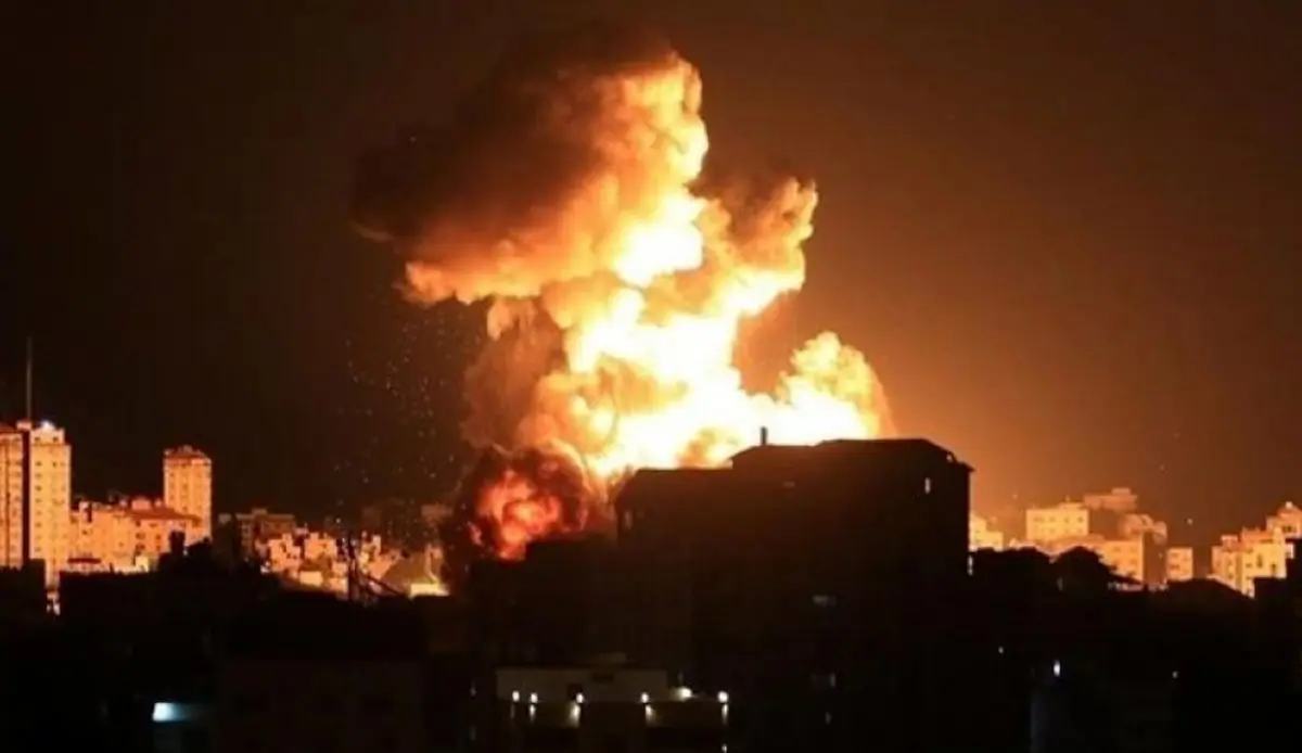 آتش سوزی عظیم در شهر اشدود در پی اصابت موشک از غزه