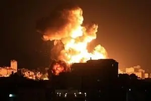 آتش سوزی عظیم در شهر اشدود در پی اصابت موشک از غزه
