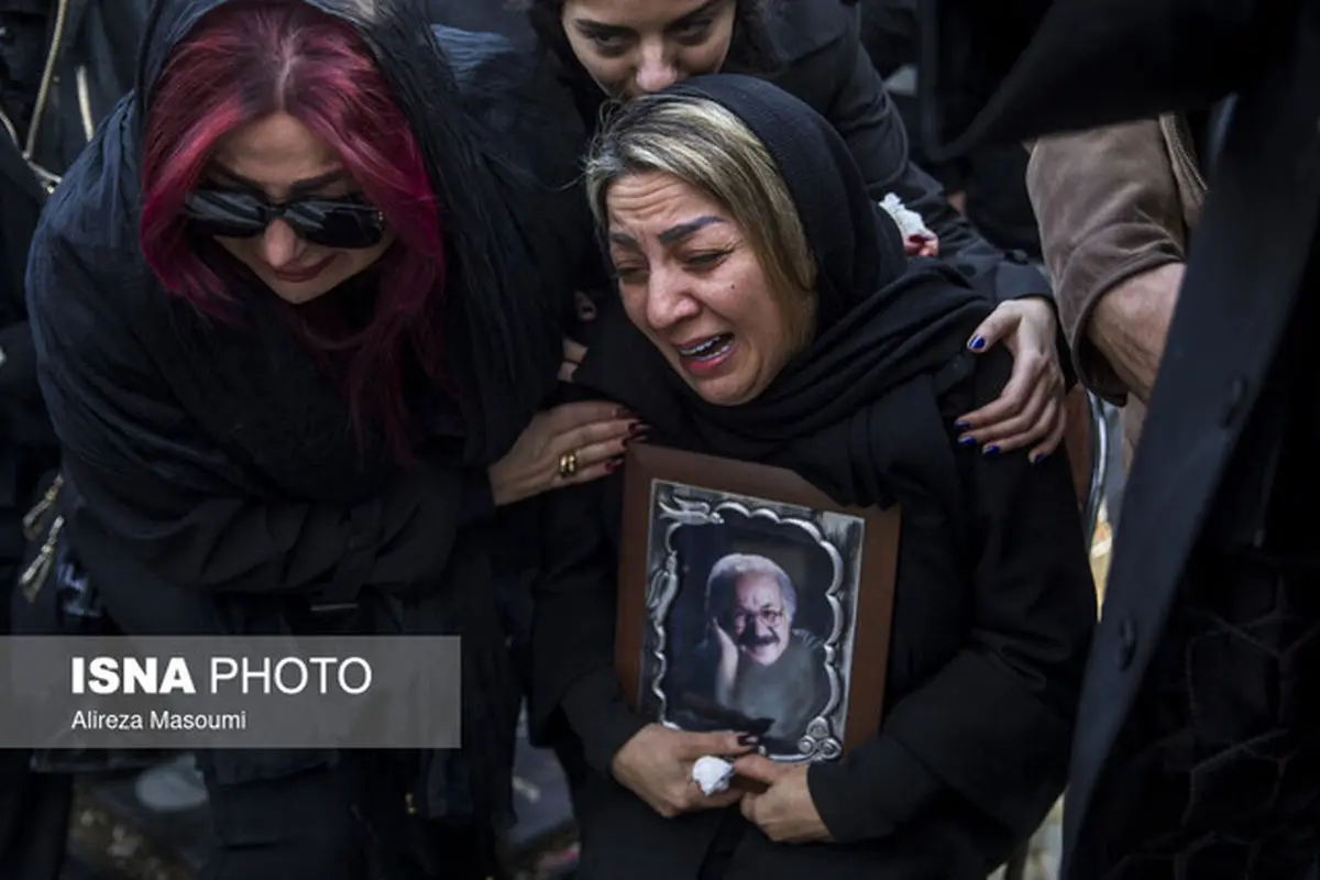 تصاویر تلخ از مراسم خاکسپاری سعید پیردوست | جنجال غیبت مهران مدیری و بازیگرهای شب های برره + تصاویر