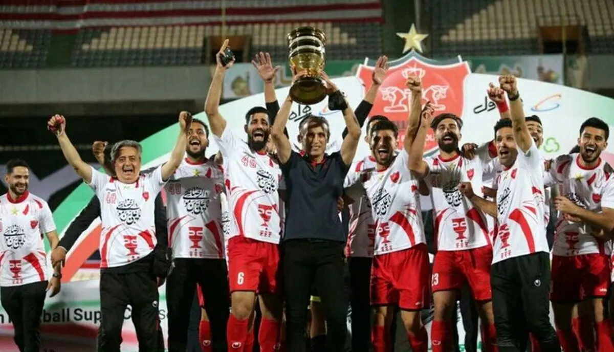 جشن قهرمانی و پوکر سوپرجام توسط هواداران پرسپولیس مقابل اتوبوس بازیکنان / فیلم