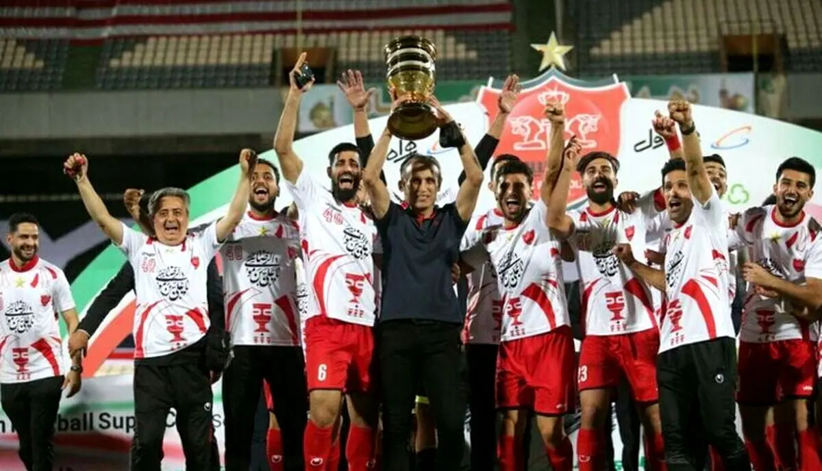 جشن قهرمانی و پوکر سوپرجام توسط هواداران پرسپولیس مقابل اتوبوس بازیکنان / فیلم