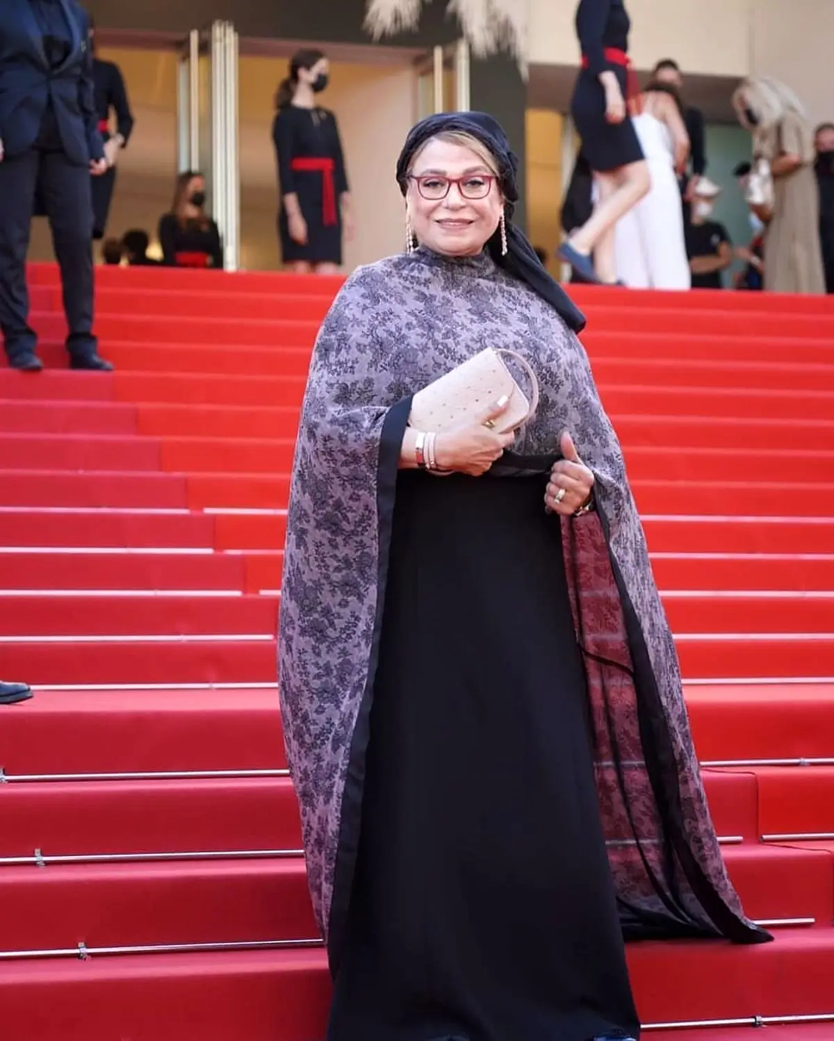 خانم بازیگر روی فرش قرمز کن