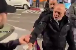 رفتار عجیب پلیس اسرائیل با مردم +فیلم