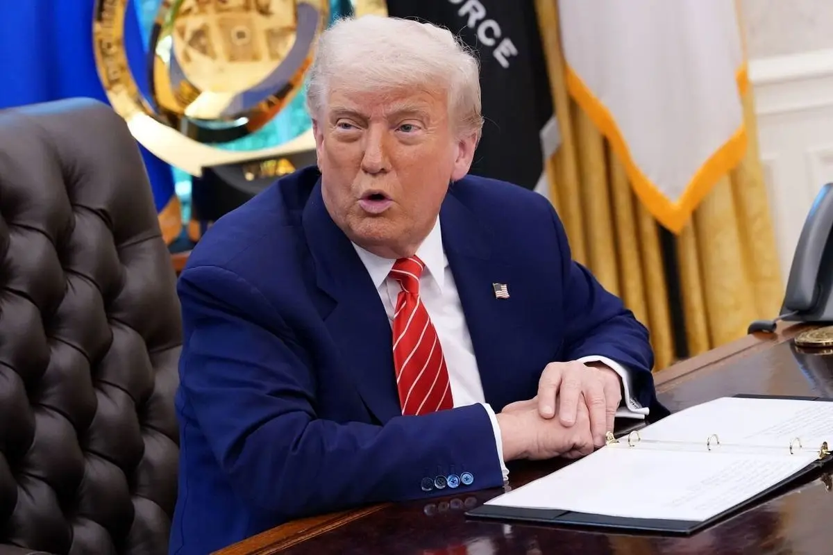 ویدئویی وایرال شده از ادکلن زدن ترامپ برای جولانی | شوخی جنجالی ترامپ با جولانی