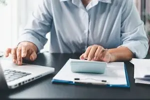 فرصت طلایی برای بازنشستگان | آغاز ثبت‌نام وام ۵۰ میلیونی بازنشستگان