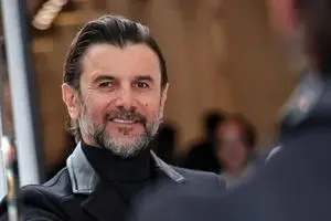 خوشتیپی و جذابیت امین حیایی در 55 سالگی چشم ها را خیره کرد | استایل لوکس امین حیایی با ساعت 1 میلیاردی اش را ببینید + عکس