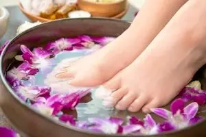 فواید بی نظیر آب گرم برای پاها