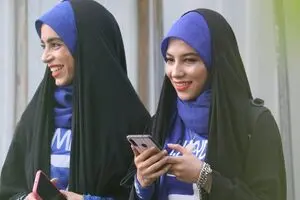حضور بانوان محجبه در تمرین استقلال+عکس