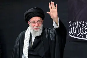 قابی ماندگار از حضور رهبر شهیدانقلاب در میان رزمندگان 