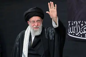 قابی ماندگار از حضور رهبر شهیدانقلاب در میان رزمندگان 