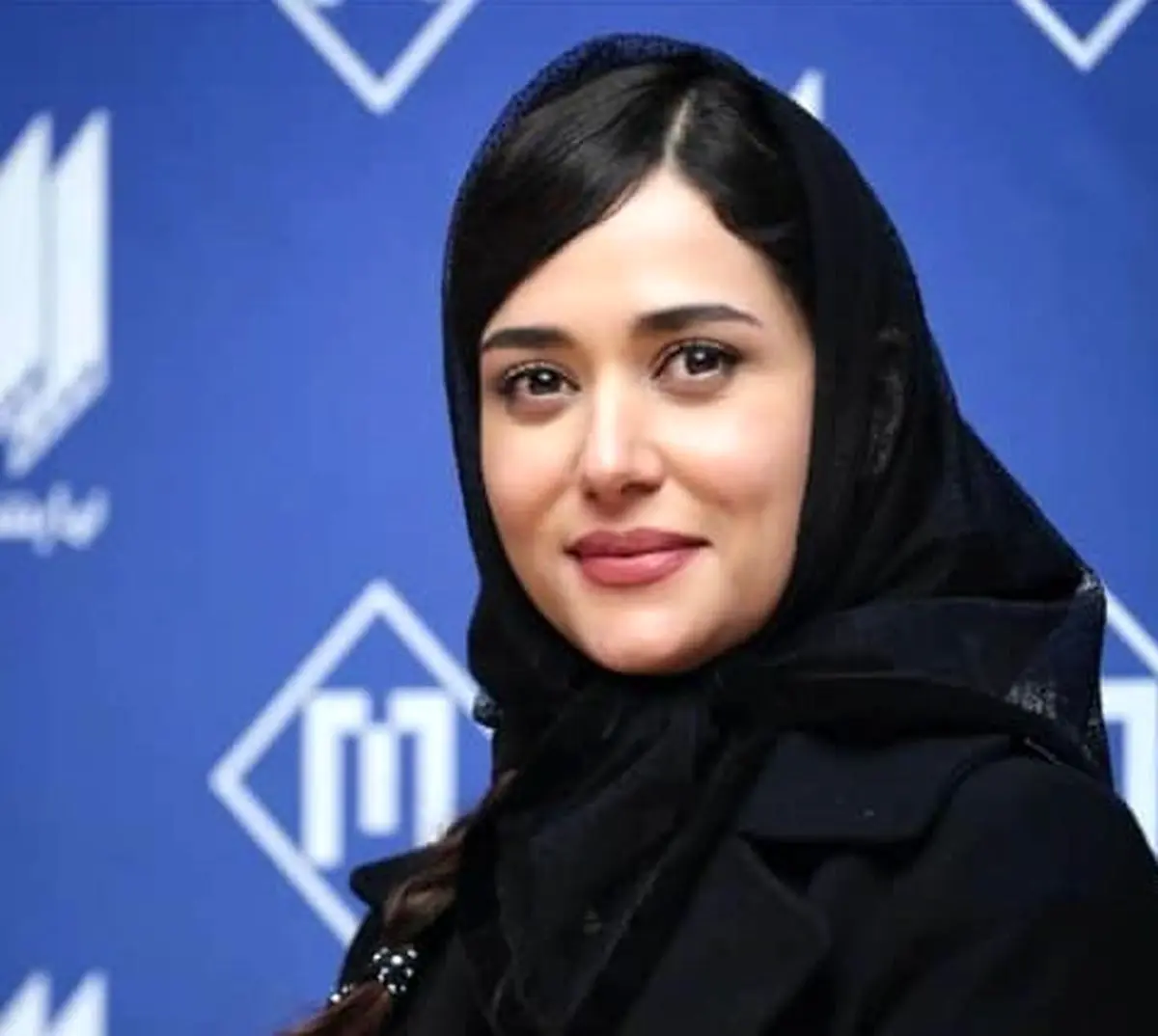 پریناز ایزدیار محبوب ترین بازیگر خانم شناخته شد | عکس پریناز ایزدیار در کنار هوادارانش
