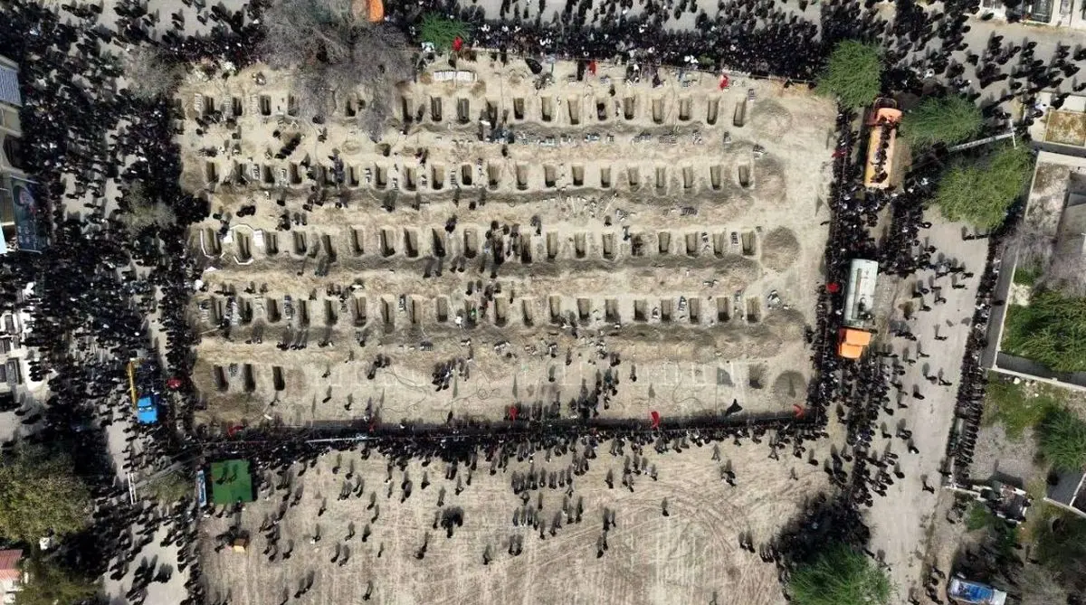 تکان دهنده ترین عکس این روزها ا تدفین ۱۶۵ دانش آموزان شهید در میناب