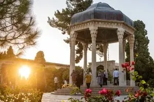 فال حافظ امروز سه‌شنبه ۱۸ آذر ۱۴۰۴ | به‌زودی راه‌حل روشنی پیدا می‌کند !