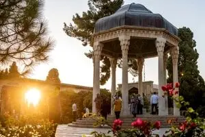 فال حافظ امروز سه‌شنبه ۱۸ آذر ۱۴۰۴ | به‌زودی راه‌حل روشنی پیدا می‌کند !
