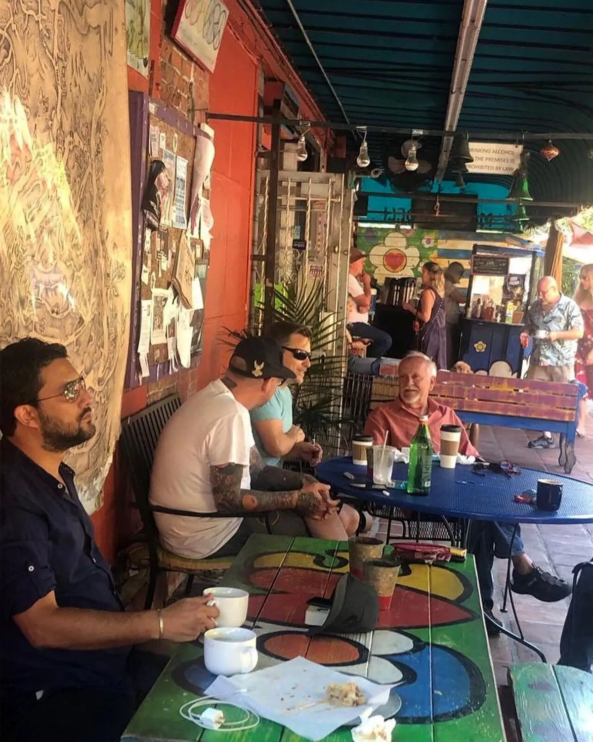 کافه گردی حامد بهداد در خارج از کشور