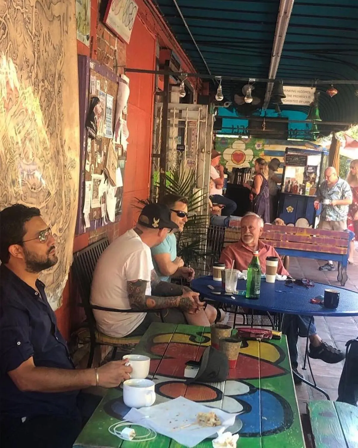 کافه گردی حامد بهداد در خارج از کشور