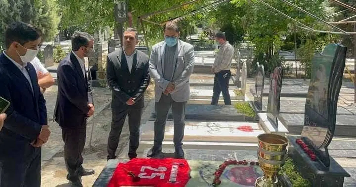 پرسپولیسی‌ها جام قهرمانی سوپرکاپ را بر سر مزار میناوند بردند