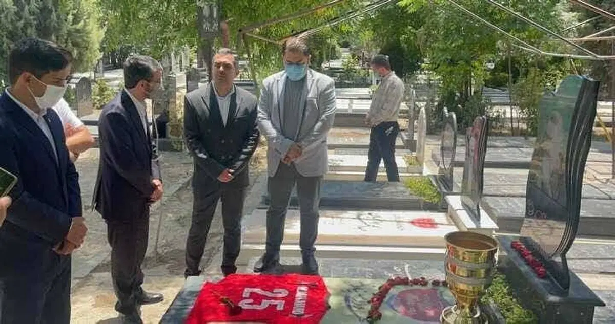 پرسپولیسی‌ها جام قهرمانی سوپرکاپ را بر سر مزار میناوند بردند