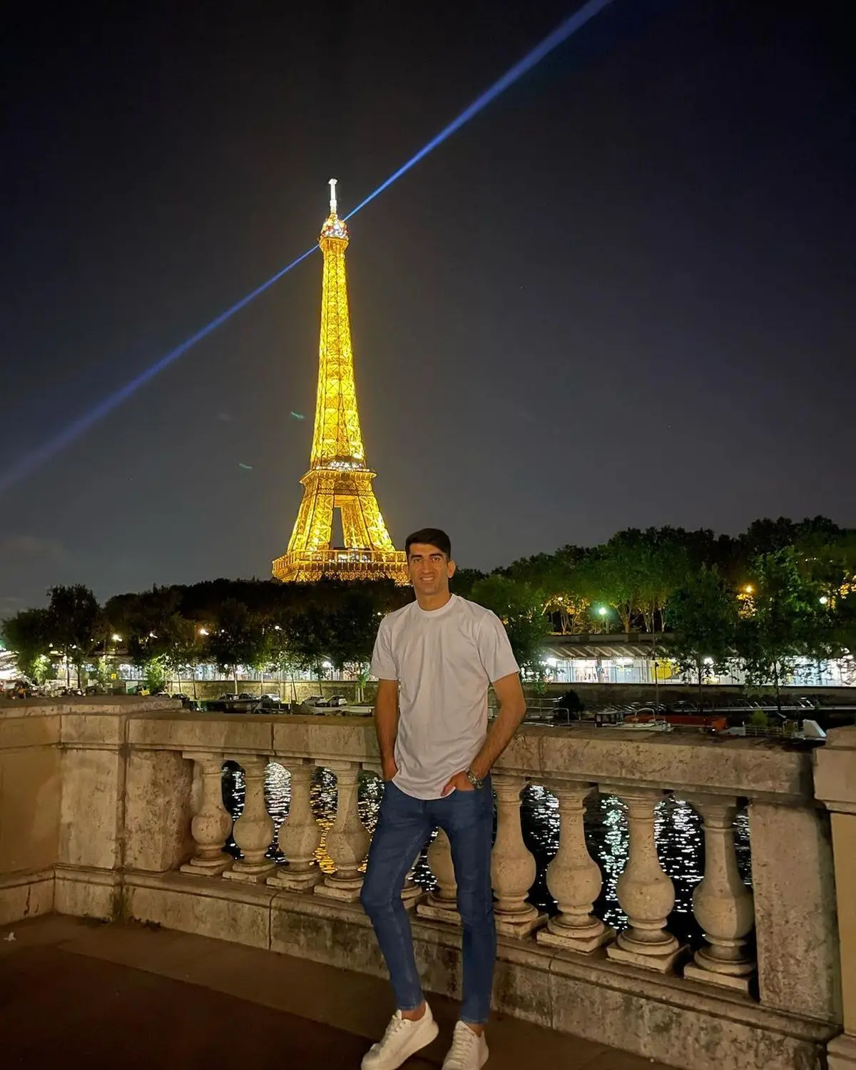 اروپاگردی علیرضا بیرانوند زیر برج ایفل + عکس