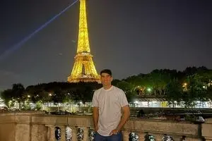 اروپاگردی علیرضا بیرانوند زیر برج ایفل + عکس