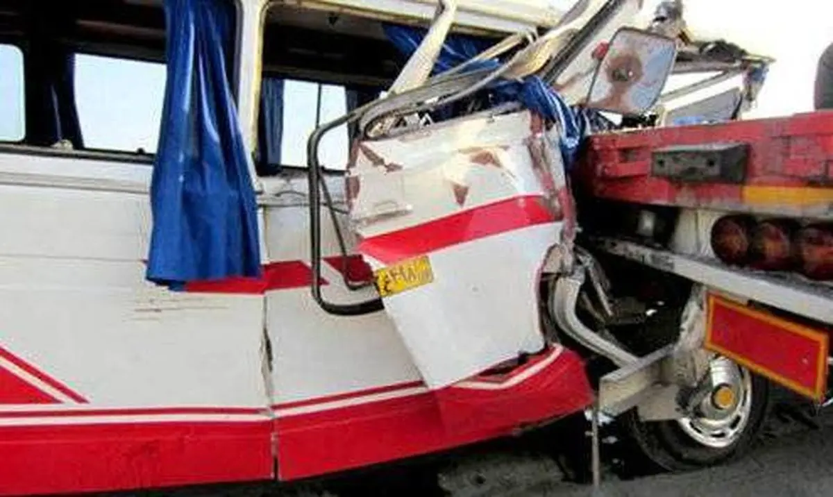 حال وخیم مصدومان در تصادف شدید تریلی با مینی‌ بوس در تهران