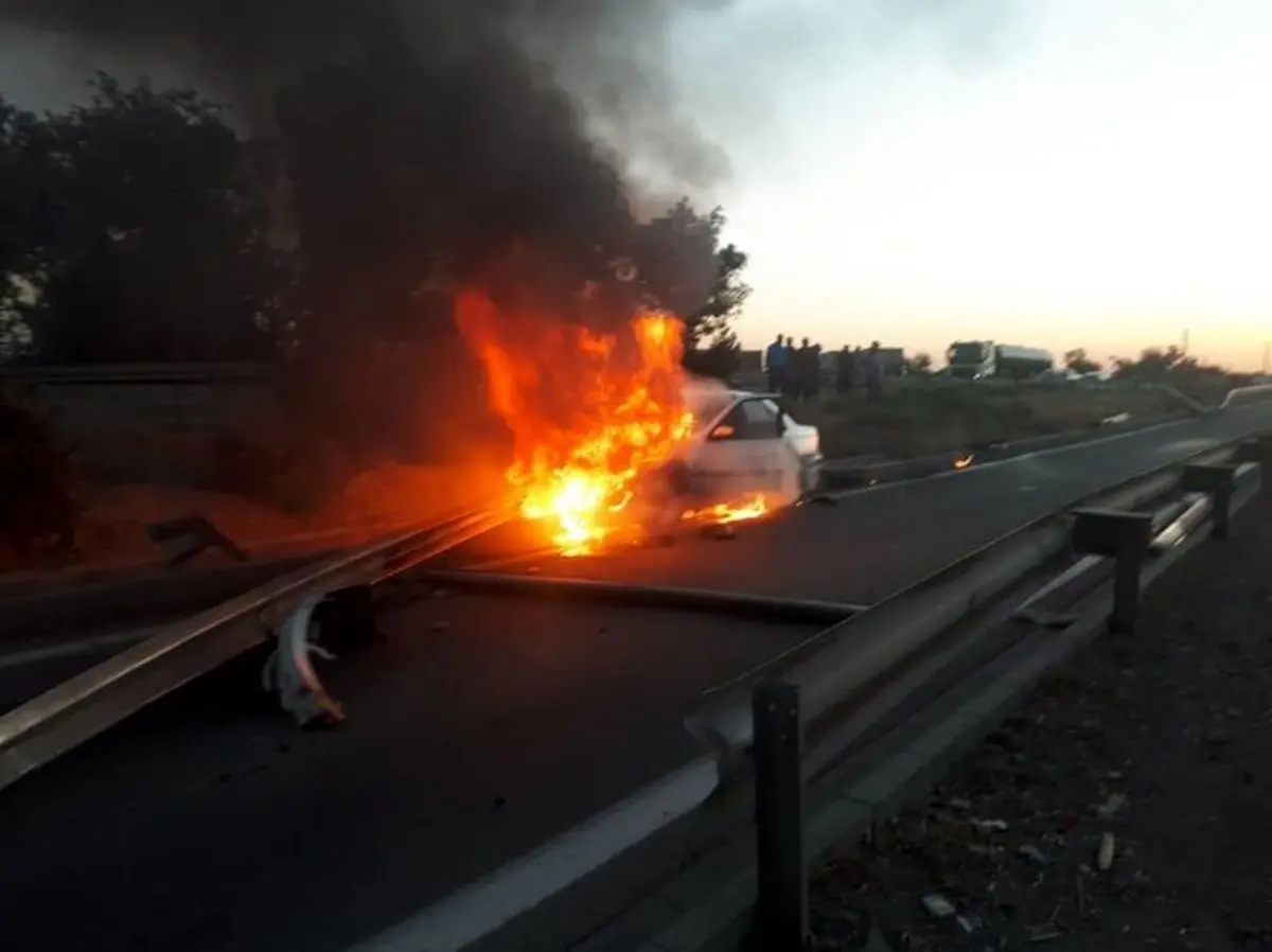 آتش گرفتن سواری پژو در بزرگراه یادگار/ عکس