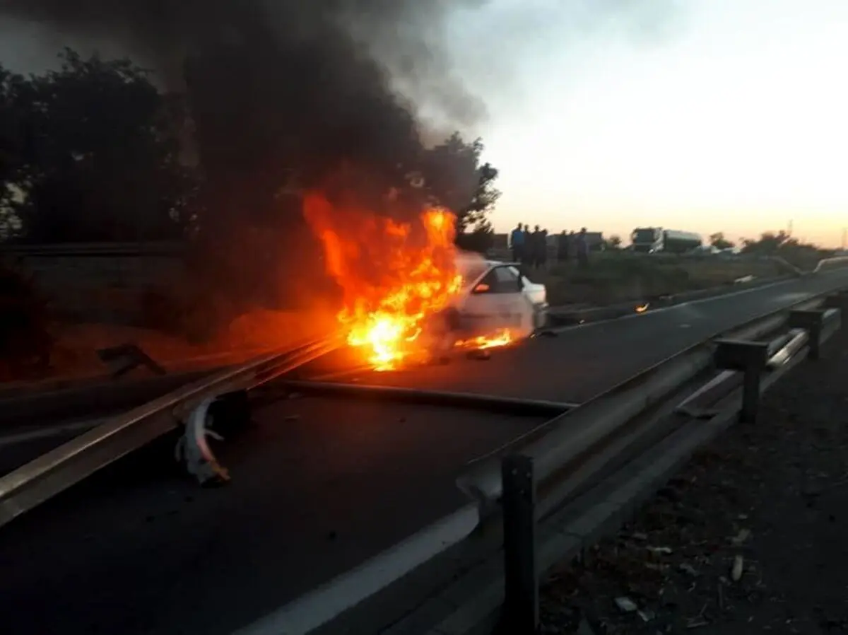 آتش گرفتن سواری پژو در بزرگراه یادگار/ عکس