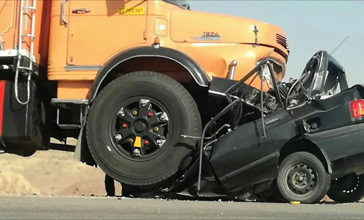 4 کشته در له شدن پراید زیر چرخ های کامیون