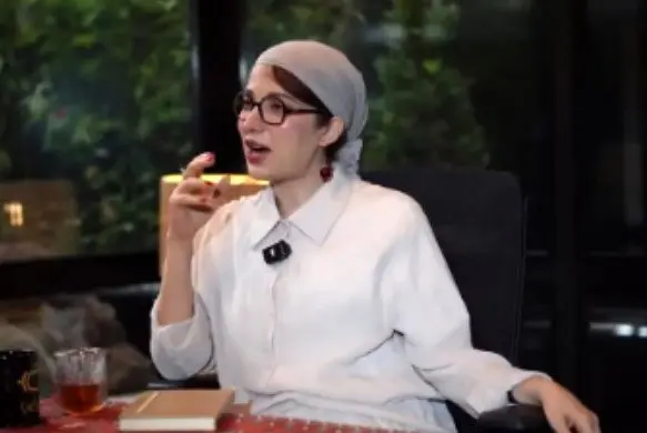 شوکه شدید؟ روشنک گرامی خبر ازدواج علی ضیا رو لو داد! | لحظه شوکه شدن علی ضیا را ببینید