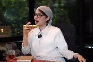 شوکه شدید؟ روشنک گرامی خبر ازدواج علی ضیا رو لو داد! | لحظه شوکه شدن علی ضیا را ببینید