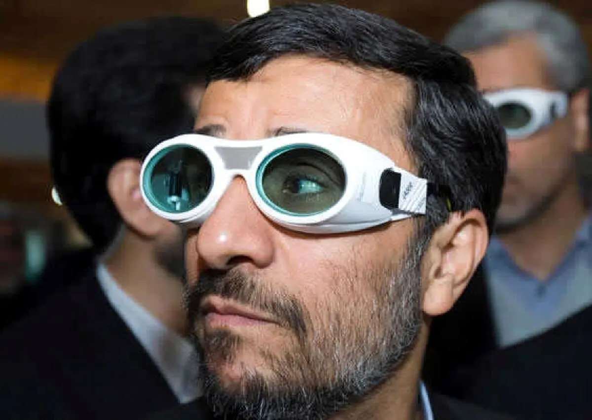 ژست خاص محمود احمدی نژاد در هواپیما!