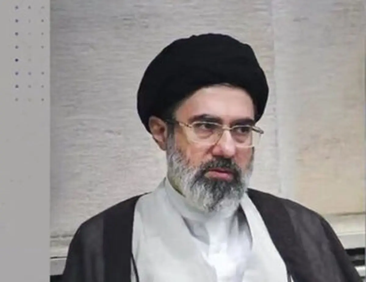 تصویری قدیمی از حضور آیت‌الله مجتبی خامنه‌ای در مدرسه فرزندشان+ عکس