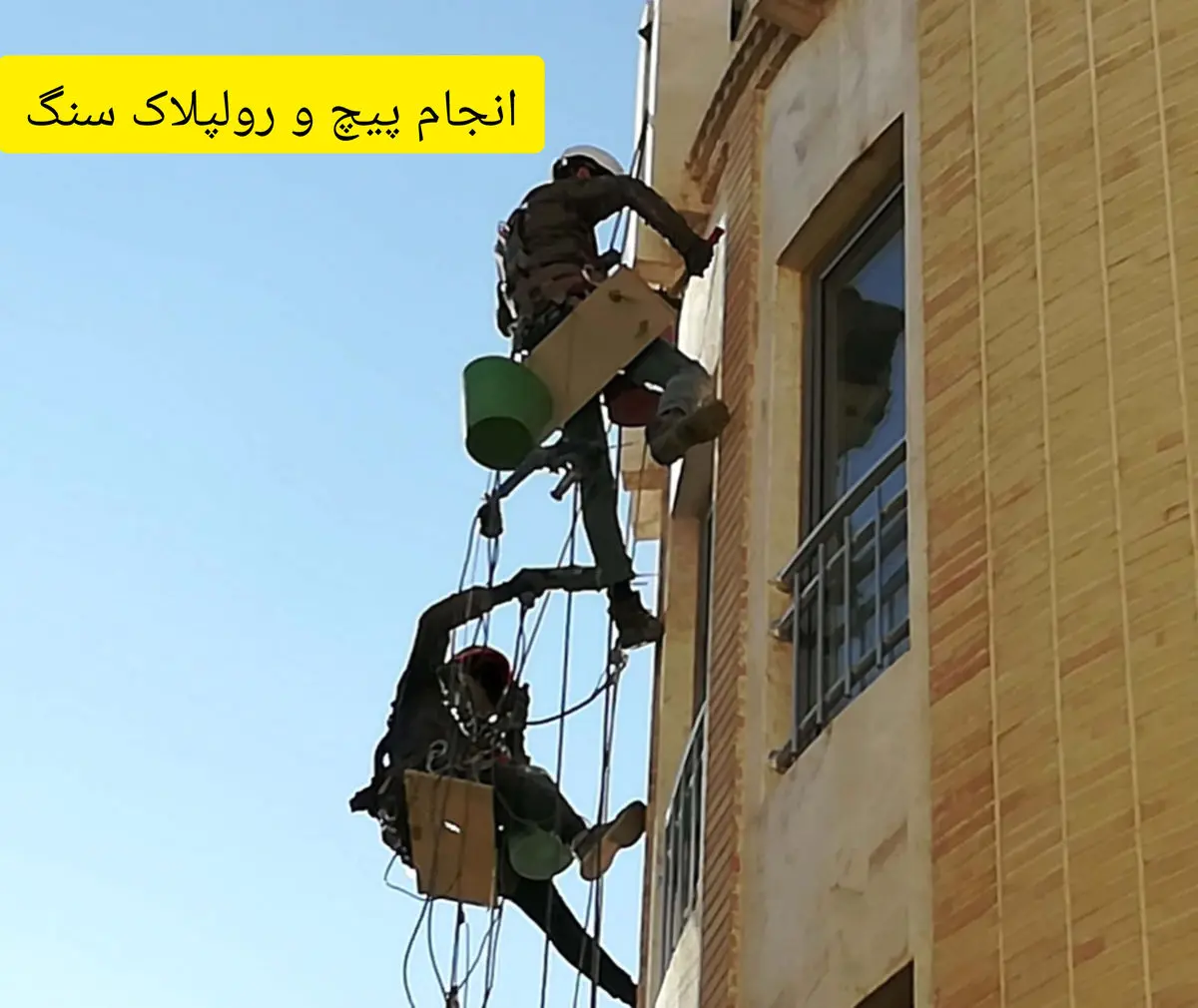 پیچ و رولپلاک چگونه به محکم شدن سنگ نمای ساختمان کمک میکند؟