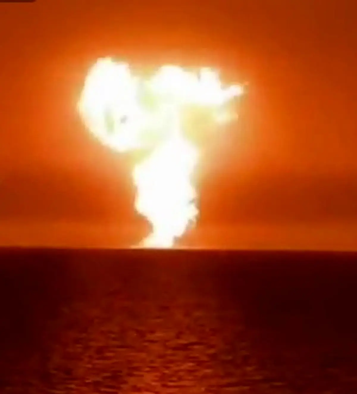 فوران آتشفشان در دریای خزر+عکس