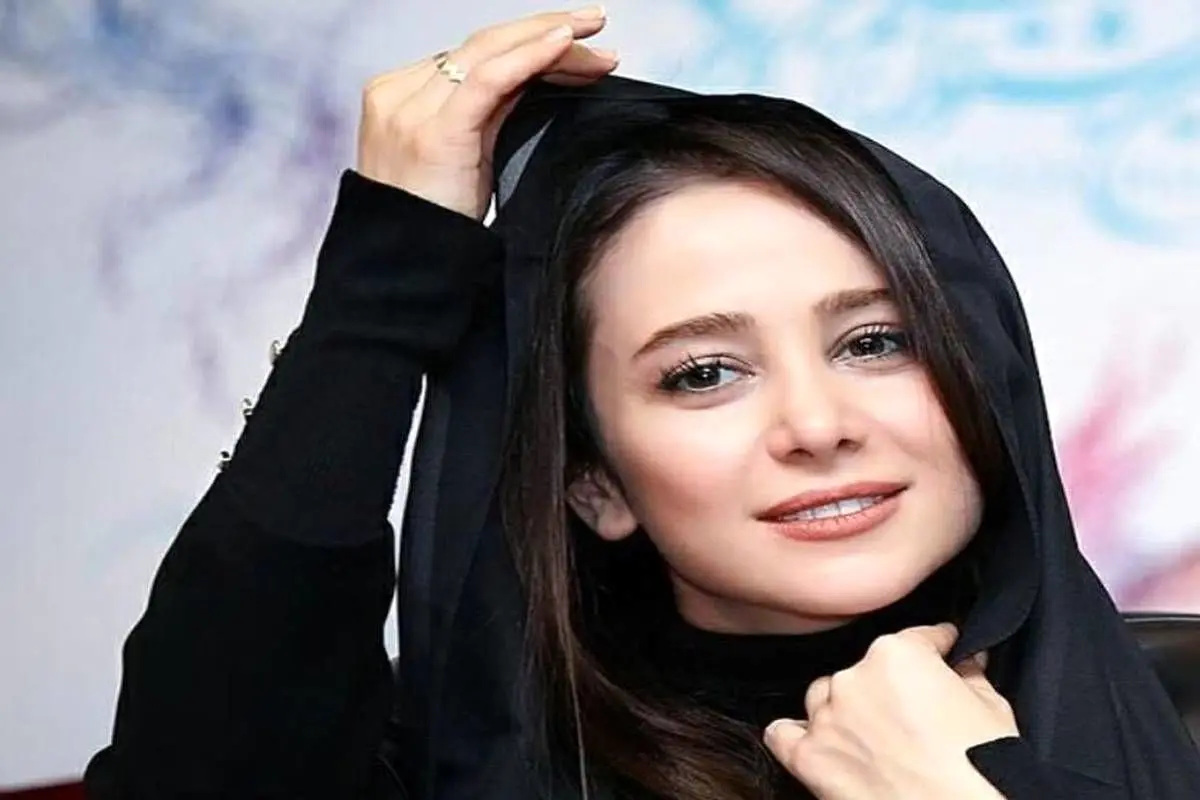 تیپ عجیب الناز حبیبی روی فرش قرمز عقل از سر همه پروند | این کیف خانم دستش گرفته یا دفتر نقاشی