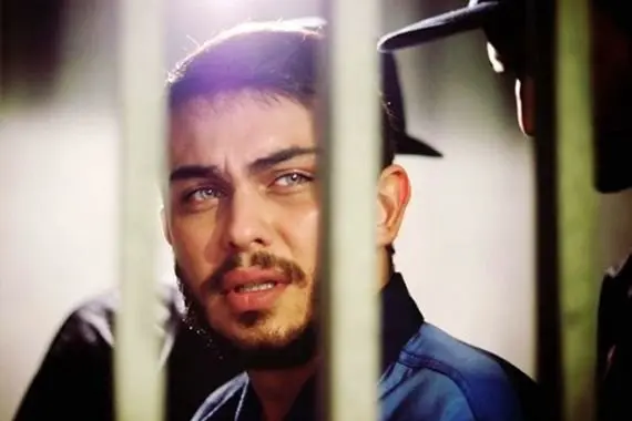 عکس کافه گردی ارسلان قاسمی با شلوار پاره و گوشواره برلیان | آقا ارسلان با این استایل دارکش دل همه رو برده