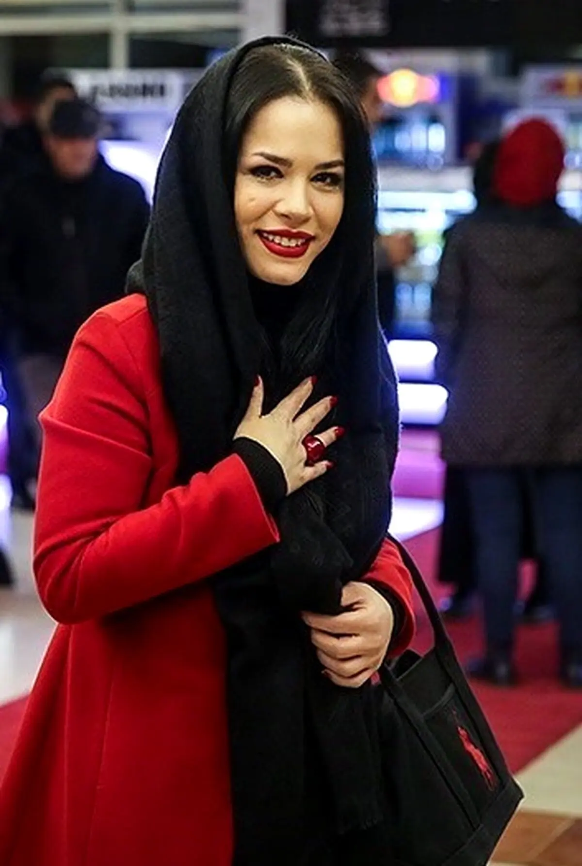 پست جدید ملیکا شریفی نیا در یک ماشین داغون