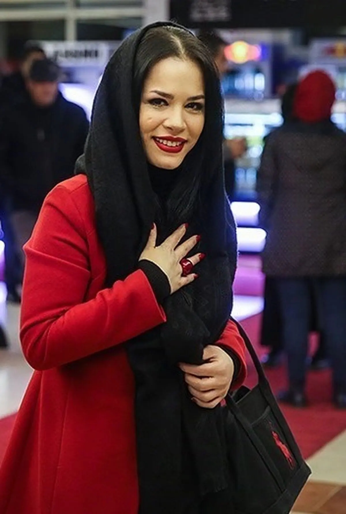 پست جدید ملیکا شریفی نیا در یک ماشین داغون