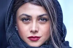 موتورسواری آزاده صمدی با استایل خفن میلیاردی | قیمت لباس چرم خانم بازیگر جنجالی شد +عکس