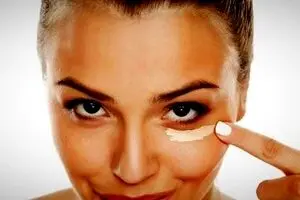 اشتباهات رایج حین استفاده از کرم دور چشم