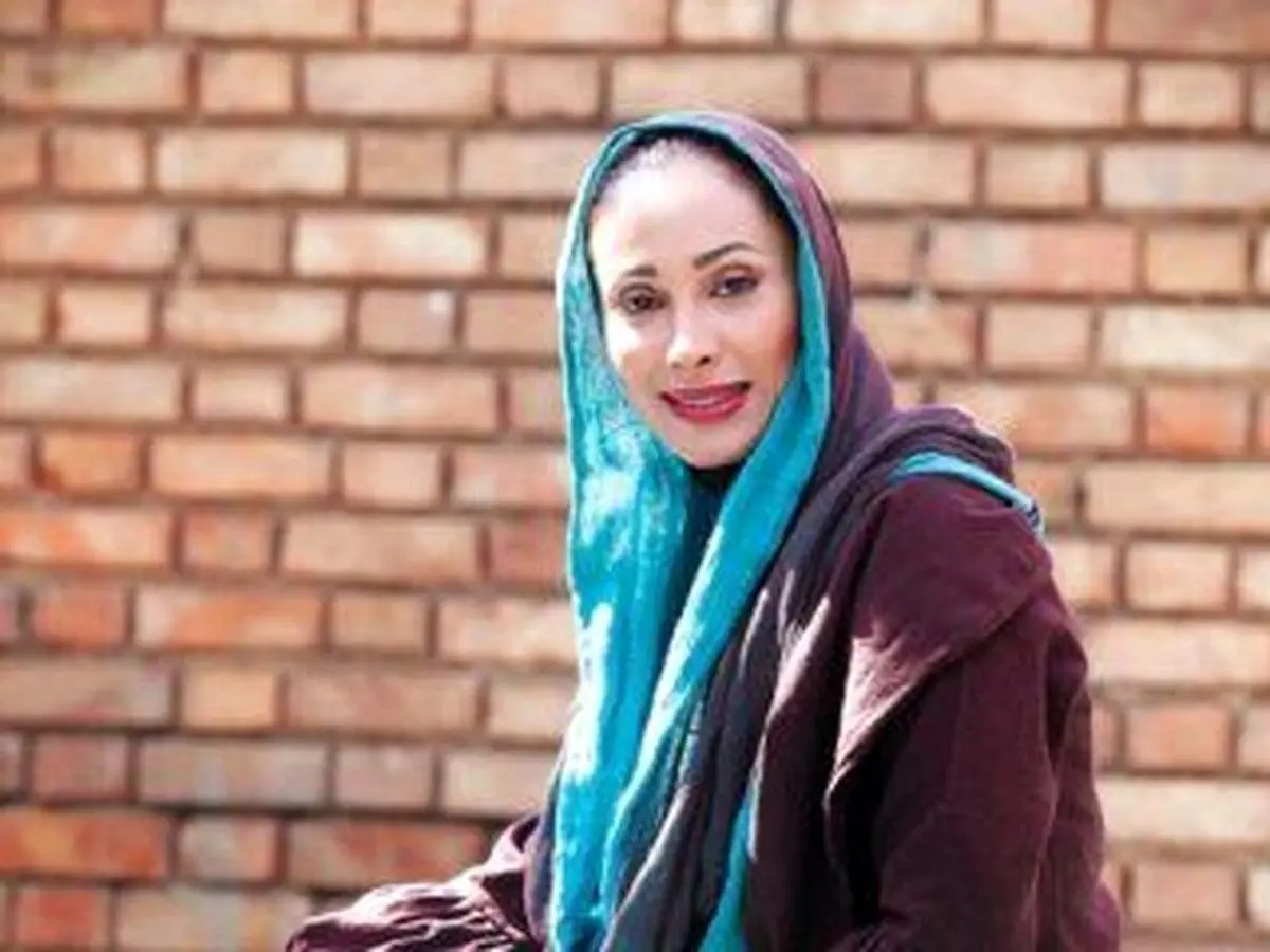 خانه نشین شدن بازیگر زن مشهور ایرانی به دلیل ابتلا به درد حنجره / فیلم