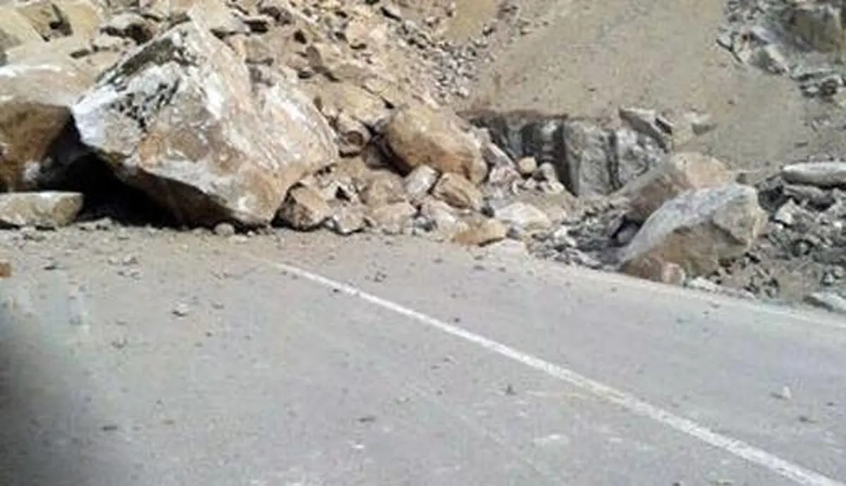 رانش زمین این جاده را مسدود کرد