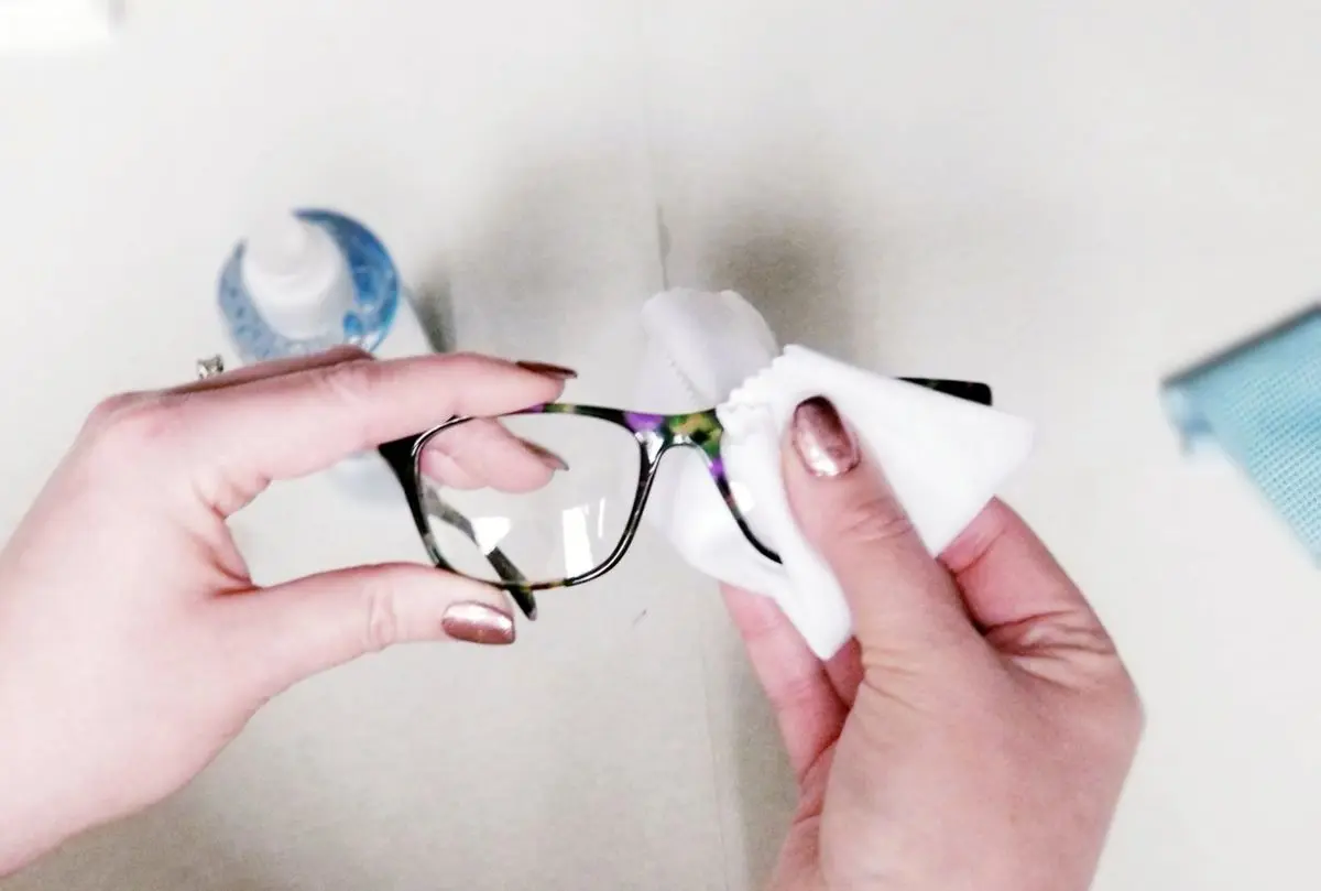 ترفند جادویی تمیز کردن شیشه عینک تو سیم ثانیه | بهترین راه کار برای تمیز کردن عینک